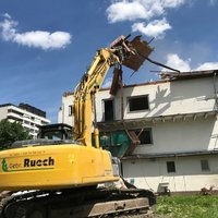 Bagger reißt Dach ab