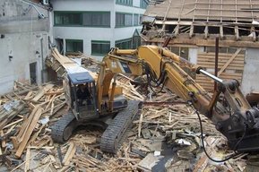 Bagger steht auf Bauschutt